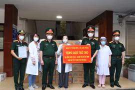​Tặng quà Trung Thu cho các cháu hoàn cảnh khó khăn do dịch COVID-19