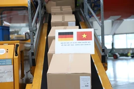 COVID-19: Vận chuyển 10 tấn hàng viện trợ từ Đức về Việt Nam