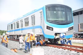 Toa xe đầu tiên của đoàn tàu số 2 được lắp đặt thành công trên đường ray tại depot. (Ảnh: Tiến Lực/TTXVN)