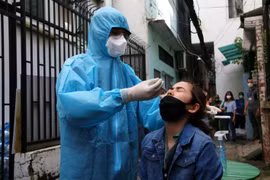 Hướng dẫn người dân tự test nhanh tại nhà. (Ảnh: Thanh Vũ/TTXVN)