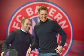 Nagelsmann sẽ thay Hansi Flick (trái) dẫn dắt Bayern từ mùa tới? (Nguồn: onefootball)
