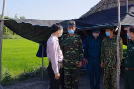Ông Nguyễn Thành Tâm, Bí thư Tỉnh ủy Tây Ninh (bên trái) thăm, động viên cán bộ chiến sỹ tại chốt chống dịch trên tuyến biên giới. (Ảnh: Lê Đức Hoảnh/TTXVN)