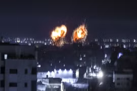 Máy bay chiến đấu Israel không kích các cơ sở quân sự ở Dải Gaza