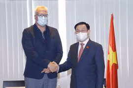 Chủ tịch Quốc hội Vương Đình Huệ tiếp Chủ tịch đảng Lao động Bỉ