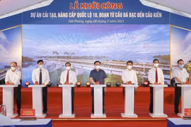 Chủ tịch Quốc hội Vương Đình Huệ và các đại biểu thực hiện nghi thức khởi công. (Ảnh: Doãn Tấn/TTXVN)