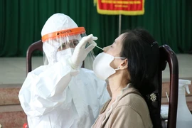 Lấy mẫu xét nghiệm SARS-CoV-2. (Ảnh: Tuấn Anh/TTXVN)