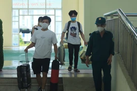 [Photo] Quận Thanh Xuân đưa người dân từ khu cách ly trở về