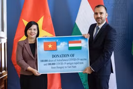 Phó Quốc vụ khanh Bộ Ngoại giao và Kinh tế Đối ngoại István Joó trao tặng cho Đại sứ Việt Nam Nguyễn Thị Bích Thảo. (Ảnh: TTXVN phát)