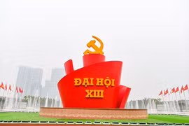 Một biểu tượng lớn với dòng chữ Đại hội XIII được dựng lên phía trước Trung tâm Hội nghị Quốc gia. (Ảnh: PV/Vietnam+)