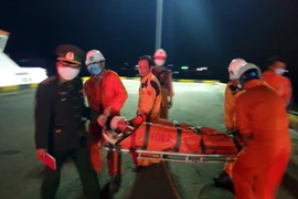 Kịp thời đưa về bờ an toàn một thuyền viên bị nạn nguy kịch trên biển