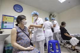 Khẩn trương tiêm vaccine COVID-19 cho phụ nữ mang thai trên 13 tuần