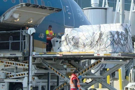 [Video] Chuyến bay đầu tiên vận chuyển hàng y tế từ Hoa Kỳ về nước