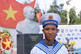 Binh nhất Nguyễn Văn Khánh (20 tuổi), chiến sỹ đảo Sơn Ca-quần đảo Trường Sa (huyện Trường Sa, tỉnh Khánh Hoà) vinh dự, tự hào khi lần đầu trong đời được bầu cử. (Ảnh: Sỹ Tuyên/TTXVN)