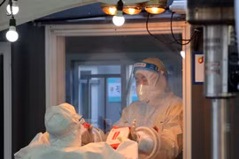 Hàn Quốc gia hạn giãn cách xã hội, Iran ban bố lệnh cấm di lại