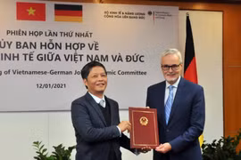 Bộ trưởng Trần Tuấn Anh và Đại sứ CHLB Đức tại Việt Nam Guido Hildner ký kết Biên bản thống nhất phương hướng hợp tác cụ thể trong thời gian tới. (Ảnh: Trần Việt/TTXVN)