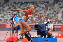 VĐV Venezuela Yulimar Rojas phá kỷ lục thế giới ở nội dung nhảy xa ba bước nữ, tại Olympic Tokyo 2020. (Ảnh: THX/TTXVN)