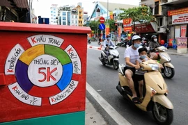 [Photo] Độc đáo bốt điện cổ động chống dịch COVID-19 ở Hà Nội