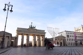 Khu vực Cổng thành Brandenburg ở Berlin vắng người qua lại do COVID-19. (Ảnh: Mạnh Hùng/TTXVN)