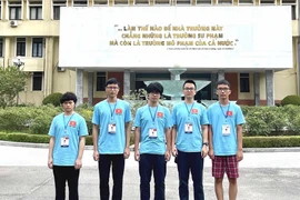 Học sinh Việt Nam tham dự Olympic Vật lý Quốc tế 2021 (IPhO 2021) đã mang về thành tích xuất sắc, khi 5/5 học sinh tham gia có huy chương. (Ảnh: TTXVN phát)