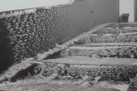 Cận cảnh băng tuyết xuất hiện trên khu vực đỉnh núi Mẫu Sơn