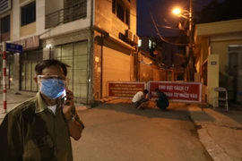 [Photo] Phong tỏa một ngõ ở Long Biên vì phát hiện ca dương tính