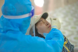 Nhân viên y tế huyện Thanh Trì (hà Nội) lấy mẫu xét nghiệm COVID-19 cho người dân. (Ảnh: Minh Quyết/TTXVN)