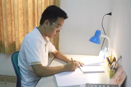Em Vũ Mạnh Tùng luôn sắp xếp, bố trí thời gian học một cách khoa học và nghiêm túc. (Ảnh: Thùy Dung/TTXVN)