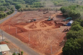 Một khu đất trên trục đường chính liên xã An Khương-Tân Lợi đang được giới 'cò' san ủi để phân lô bán nền. (Ảnh: Sỹ Tuyên/TTXVN)