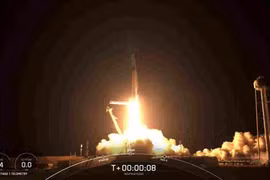 SpaceX thực hiện sứ mệnh đưa phi hành gia không chuyên lên vũ trụ