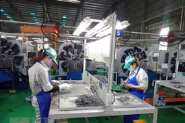 'Kề vai sát cánh' cùng công nhân vượt qua đại dịch COVID-19