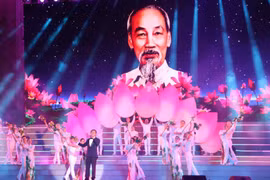 Ca khúc 'Lời Bác sáng mãi muôn đời' do nghệ sỹ nhân dân Tạ Minh Tâm thể hiện. (Ảnh: Thu Hương/TTXVN)