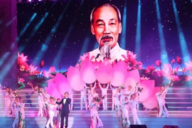 Ca khúc 'Lời Bác sáng mãi muôn đời' do nghệ sỹ nhân dân Tạ Minh Tâm thể hiện. (Ảnh: Thu Hương/TTXVN)