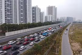 Chiều mùng 4 Tết, các tuyến đường cửa ngõ Thủ đô ùn tắc kéo dài