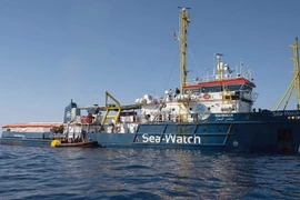 Lực lượng bảo vệ bờ biển của Italy tạm giữ tàu giải cứu của Đức