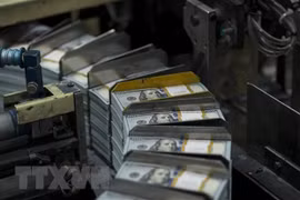 Bảng cân đối kế toán của Fed lần đầu tiên cán mốc 8.000 tỷ USD