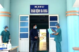 Trao giấy xuất viện cho bệnh nhân 3067. (Ảnh: Lê Ngọc Phước/TTXVN)
