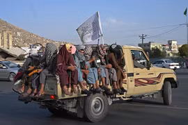 Các tay súng Taliban tuần tra trên đường phố ở Kabul, Afghanistan, ngày 23/8. (Ảnh: AFP/TTXVN)