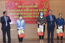 Trưởng Ban Tổ chức Trung ương thăm, tặng quà Tết tại tỉnh Hòa Bình