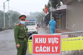 Lực lượng chức năng lập chốt tại Mê Linh, Vĩnh Phúc. (Ảnh: Phạm Hùng/TTXVN phát)