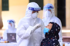 Nhân viên y tế lấy mẫu xét nghiệm và tiêm vaccine từ ngày 10-15/9. (Ảnh: Hoàng Hiếu/TTXVN) Trưa 11/9: Hà Nội thêm 28 ca mắc COVID-19, 3 ca tại cộng đồng