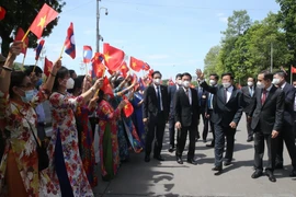 [Photo] Nhân dân Hà Nội đón chào Tổng Bí thư, Chủ tịch nước Lào