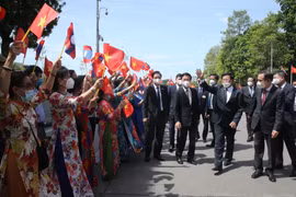 [Photo] Nhân dân Hà Nội đón chào Tổng Bí thư, Chủ tịch nước Lào