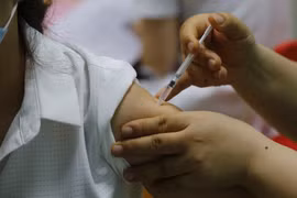 Đà Nẵng triển khai tiêm vaccine, Khánh Hòa tăng cường cho 'điểm nóng'