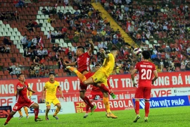 Hải Phòng (áo đỏ) giành chiến thắng trước Sông Lam Nghệ An. (Ảnh: An Đăng/TTXVN)