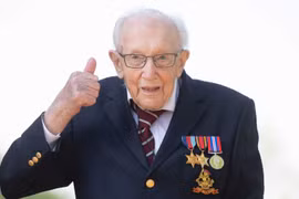 'Đại úy Tom' Sir Tom Moore phải nhập viện vì mắc COVID-19