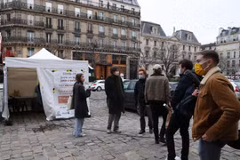 Người dân chờ xét nghiệm COVID-19 tại một điểm xét nghiệm ở Paris, Pháp ngày 16/12/2020. (Ảnh: THX/TTXVN)
