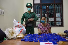 Bắt giữ đối tượng nữ mua bán trái phép 12.000 viên ma tuý tổng hợp