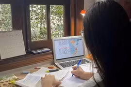 Hà Nội: Học sinh lớp 12 làm bài kiểm tra khảo sát trực tuyến