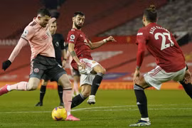 M.U (áo đỏ) thua Sheffield United trên sân nhà. (Nguồn: Sky)