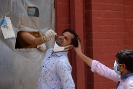 Nhân viên y tế lấy mẫu xét nghiệm COVID-19 cho người dân tại Prayagraj, bang Uttar Pradesh, Ấn Độ. (Ảnh: THX/TTXVN)